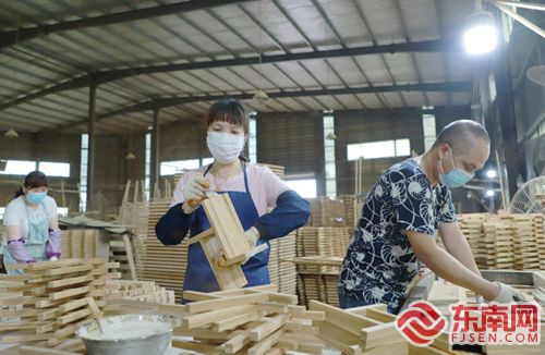 松溪龙竹工贸 订单激增，竹制品加工热火朝天